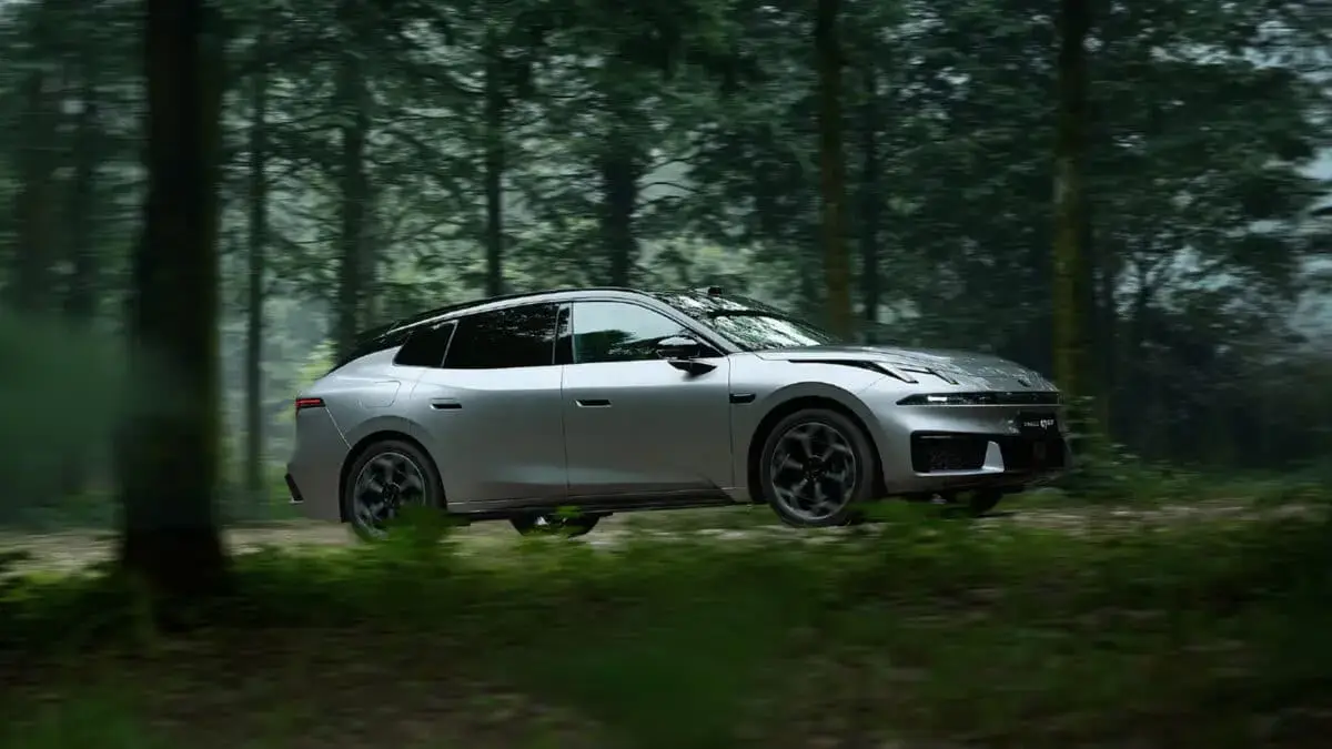 Lynk & Co 07 GT на лесной дороге