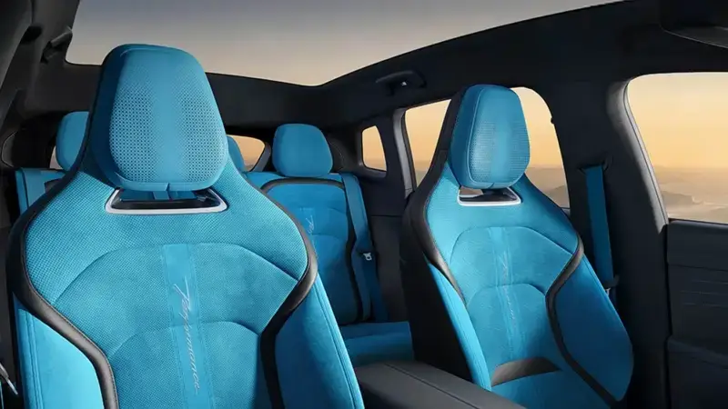 Front sport seats in Lynk & Co 07 GT