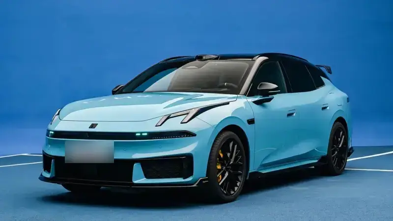 Front three-quarter view of blue Lynk & Co 07 GT