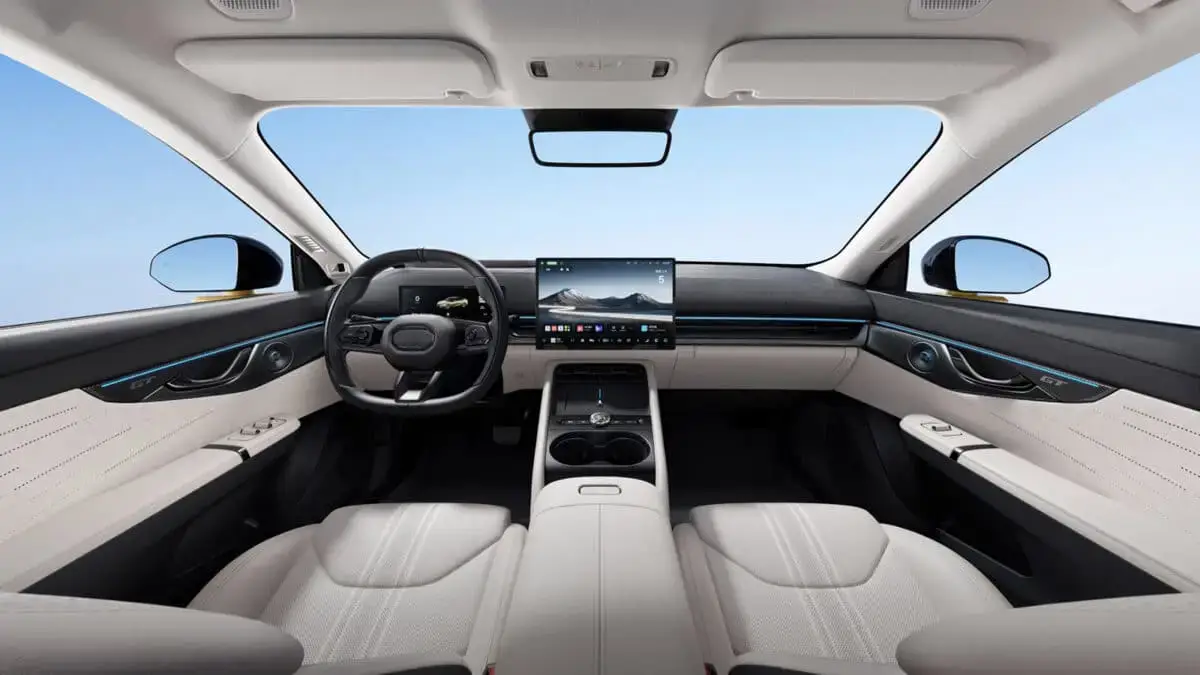 Light Lynk & Co 07 GT cabin with panoramic roof