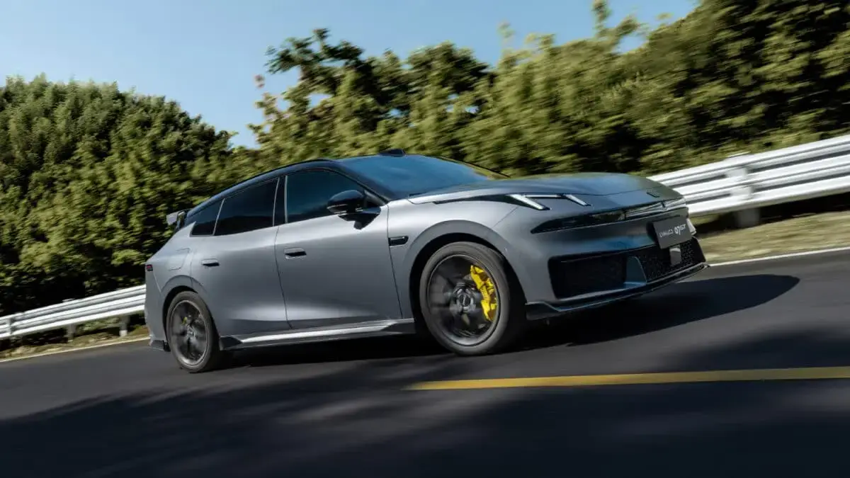 Lynk & Co 07 GT у повороті