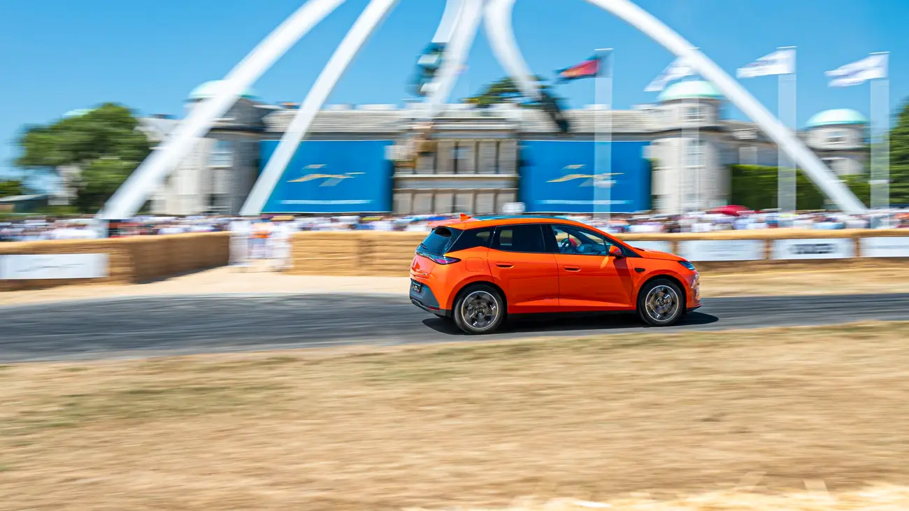 BYD Dolphin G DM-i на трассе Гудвуда